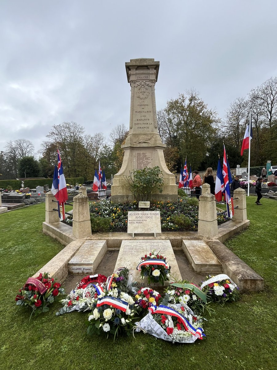 vservissolle's tweet photo. Évidemment, ce matin comme tous les #11novembre, en 🇫🇷 ou à l'étranger,
#Nejamaisoublier ceux qui sont tombés et ce pour quoi ils ont combattu.
Enseigner l'histoire pour éviter qu'elle ne bégaie...#Paix #Liberte #Democratie #Unite #Universalite https://t.co/WP50wyVgM0