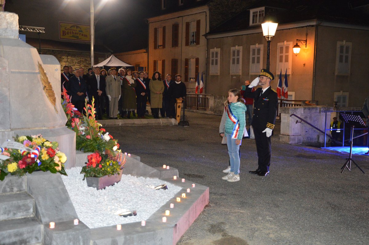 Prefet64's tweet photo. #cérémonie | Centenaire du monument aux morts de Laruns  🇫🇷 

🌿 En ce 11 novembre, 106ème anniversaire de l'armistice du 11 novembre 1918, le Préfet des Pyrénées-Atlantiques, Julien CHARLES, a présidé la cérémonie au monument aux morts de Laruns, aux côtés du maire et des élus de Laruns, des élus locaux, des autorités civiles et militaires et de nombreux élèves des établissements scolaires de Laruns.

🕊 Beaucoup d'habitants de la commune et des communes voisines, d'élèves et de porte-drapeaux étaient présents pour marquer ce moment inoubliable et chargé d'émotions lors du dépôt des bougies de la mémoire en souvenir des 104 enfants de Laruns morts pour la France par les élèves de l'école primaire et maternelle de la commune, lors de la lecture de la lettre du Poilu Gaston BIRON à sa maman, ou encore au moment de la pose de la capsule temporelle scellée et qui sera réouverte le 11 novembre 2124 (dans 100 ans...).