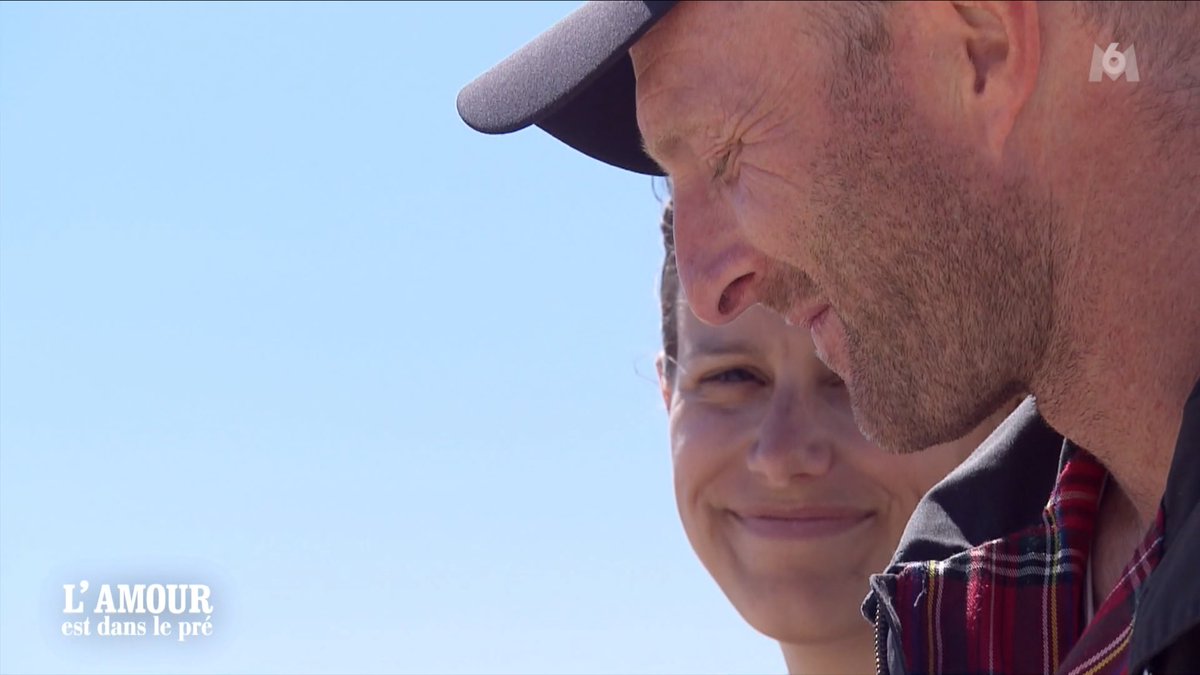 ZeBasQ's tweet photo. Elle est love. 
Il est…con. 
#ADP #ADP24 #ADP2024 https://t.co/lBYYJEqZvK