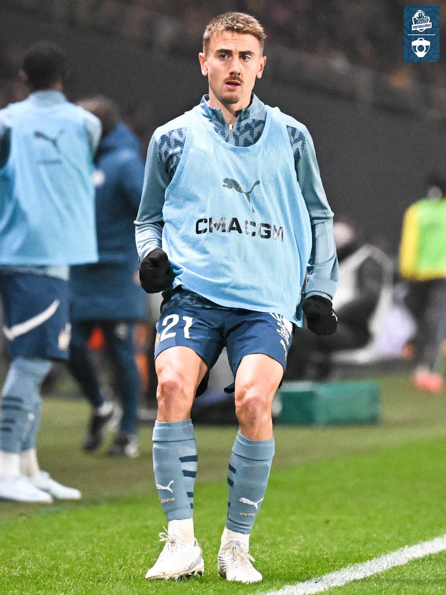 Footballogue's tweet photo. Daniel Riolo milite pour un retour au premier plan de Valentin Rongier à l'OM 💙🤍

"La dernière fois que l'OM a fait une bonne saison, c'est quand ? Pas l'année dernière, celle d'avant. Qui est le capitaine de cette équipe ? Rongier ! Il était excellent, mais il s'est blessé et il a passé une sale année. Le mec il revient : 'bah nan tu n'existes plus mon grand !' Qui joue à sa place ? Des mecs qui sont vraiment au dessus ? Bah non.

Qu'il ne soit pas dans cette équipe, c'est incompréhensible. Le mec a tout fait. Arrière droit : il l'a fait, il a été bon. Milieu, il lui est arrivé de jouer en défense centrale, relayeur, un petit peu plus haut... C'est un gars complet, qui a toujours répondu présent, qui se bat. 

On n'est pas en train de parler de Rodri hein, mais il est habile avec le ballon, dans les duels. [...] Tu ravales un peu ta fierté machin : Chancel Mbemba, Valentin Rongier, vous revenez et vous postulez à une place de titulaire."

Amis marseillais, vous partagez le même avis ? 🤔

(@AfterRMC)