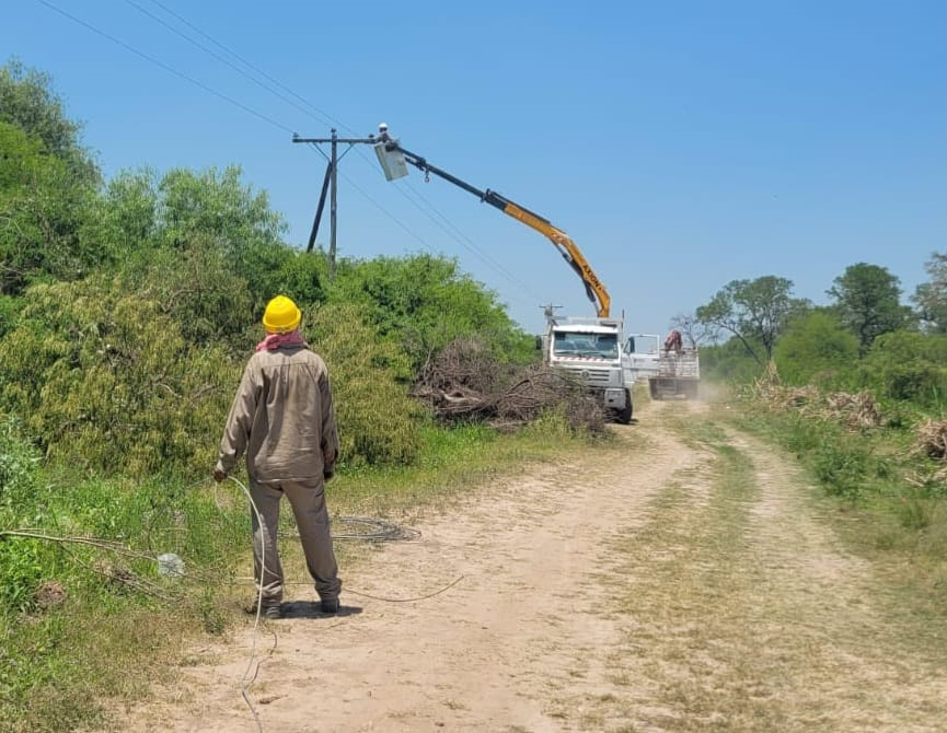 Secheep_Oficial's tweet photo. ⚡️De cara al verano, estamos mejorando la red de media tensión en la zona Norte de #Resistencia , con el objetivo de mejorar la prestación del servicio a miles de usuarios. 👷‍♂️
Nota entera acá 👉: https://t.co/xuE63XeTe9

#Secheep
#MásEnergía
#CHACO https://t.co/RQqeO6svTb