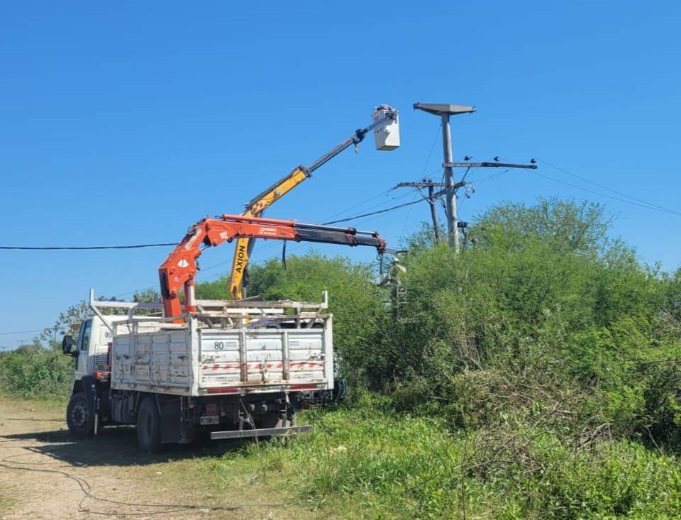 ⚡️De cara al verano, estamos mejorando la red de media tensión en la zona Norte de #Resistencia , con el objetivo de mejorar la prestación del servicio a miles de usuarios. 👷‍♂️
Nota entera acá 👉: secheep.gob.ar/?p=7960

#Secheep
#MásEnergía
#CHACO