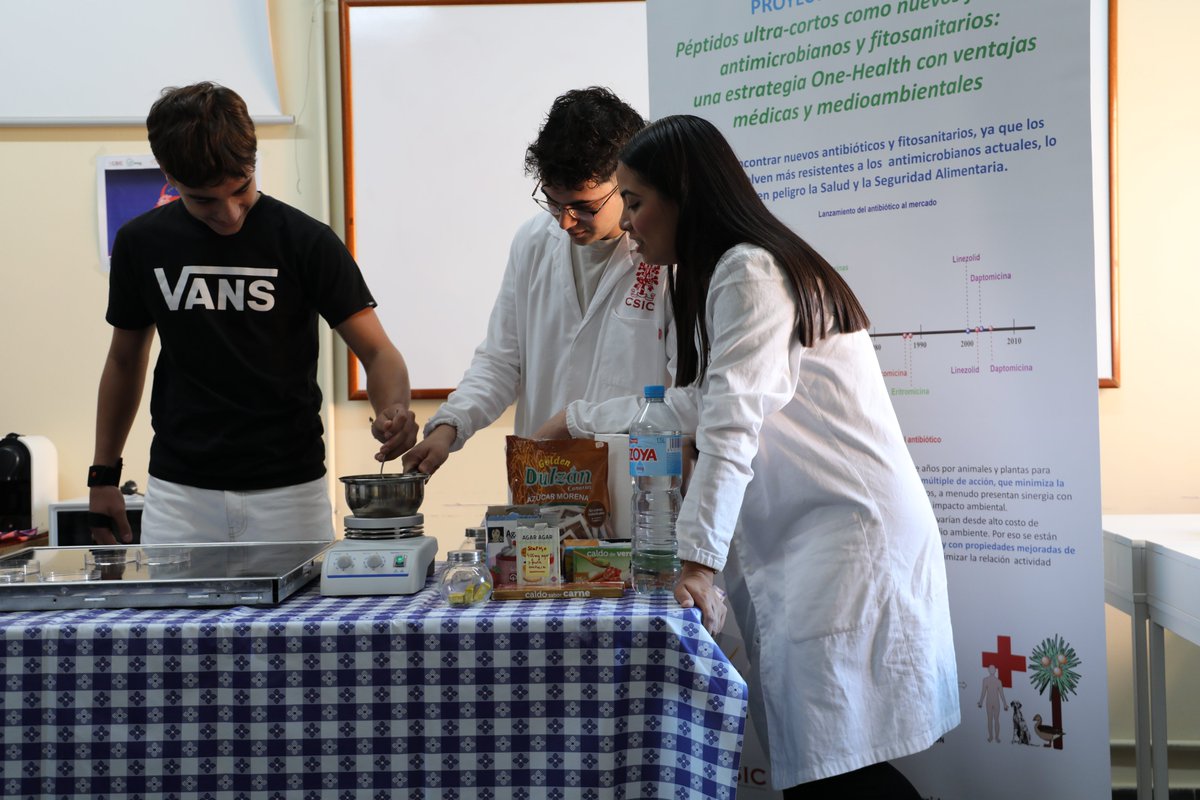ipnacsic's tweet photo. Hoy, dentro de las #SCIC24, nos ha visitado alumnado del IES Cruz Santa de Los Realejos que ha podido aprender (y divertirse) con los talleres que hemos preparado para que se sientan como auténticos científicos por un día 🧪🔬🦠
 
#SomosCiencia #somosinnovación #semanacienciaCSIC https://t.co/sQRnXmMr5y