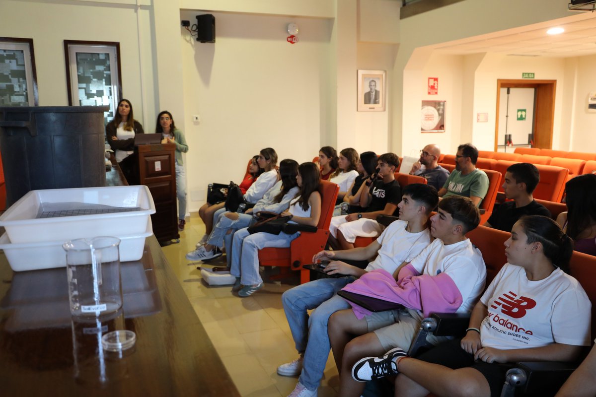 ipnacsic's tweet photo. Hoy, dentro de las #SCIC24, nos ha visitado alumnado del IES Cruz Santa de Los Realejos que ha podido aprender (y divertirse) con los talleres que hemos preparado para que se sientan como auténticos científicos por un día 🧪🔬🦠
 
#SomosCiencia #somosinnovación #semanacienciaCSIC https://t.co/sQRnXmMr5y