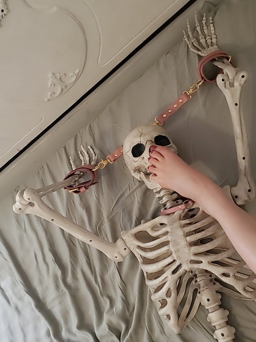 Submido069's tweet photo. Goddess: how long can you worship my feet subby
Slave: Forever
Goddess: Till your last days?
Slave: No better way to go goddess 

#femdommemes
#findommemes
#findomgodess 
#paypig
#findom 
#femdom https://t.co/4rkU46dX53
