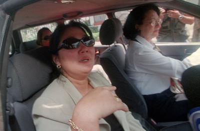 arihmanperuano's tweet photo. @KeikoFujimori No fue con la excusa d ir a la APEC d Brunei q tu viejo criminal se fugó d Perú y te dejo a ti y a tus hermanos abandonados acá?🤣De ahí se fue a Japón y mandó su renuncia por fax. Aún recuerdo tu cara cuando te sacaron d Palacio luego q tu viejo fue vacado x incapacidad moral🤣 https://t.co/ohM9oxPoIm