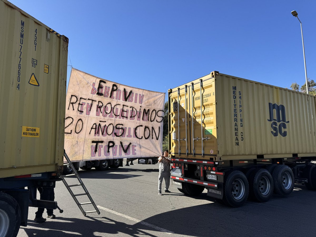PContenedores's tweet photo. Manifestación contra modelo impuesto del terminal 2 de Valparaíso TPV 

Señalan haber retrocedido 20 años en la forma que se realiza la operación, perjudicando directamente la calidad de vida de conductores. https://t.co/V14MLVxKLT