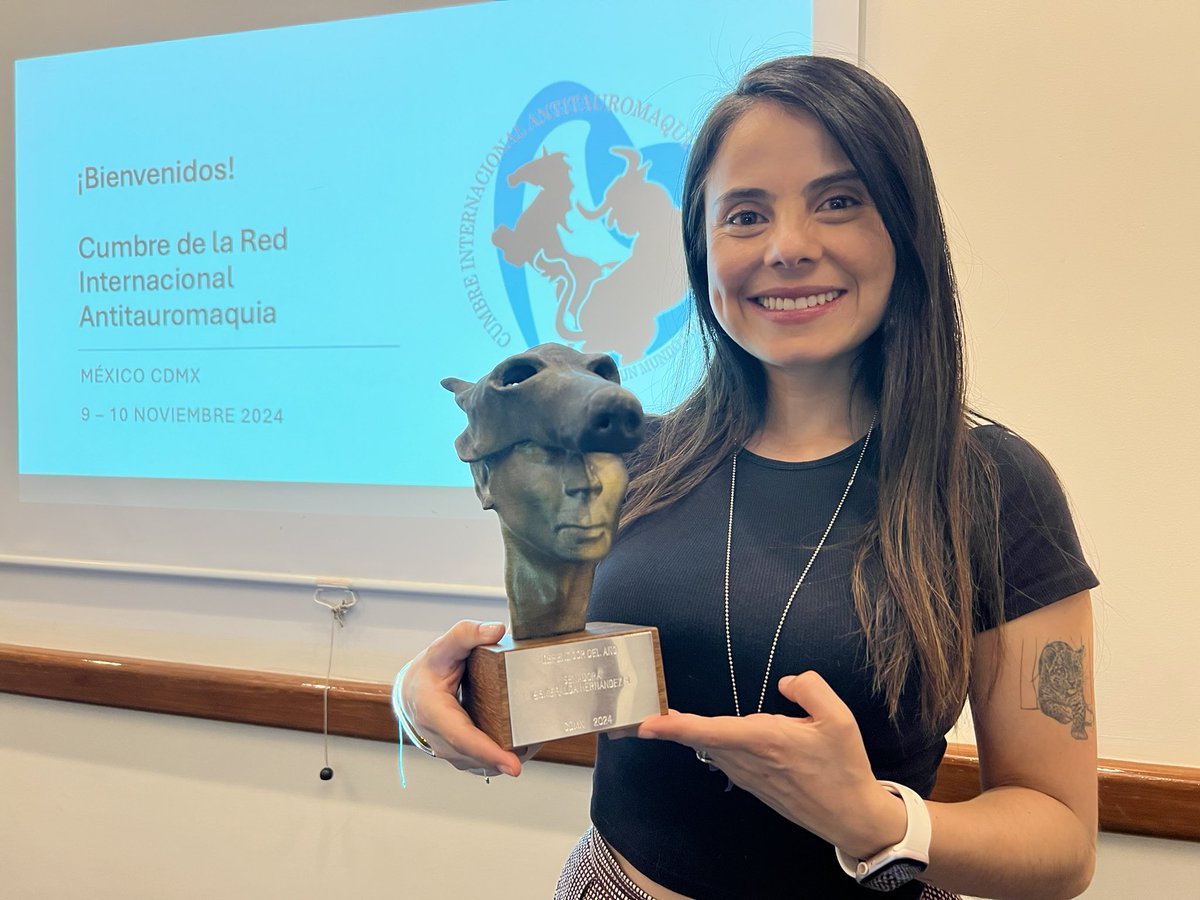 EsmeHernandezSi's tweet photo. En México, en el marco de la Cumbre Internacional Antitauromaquia, recibí el premio ‘Defenzoor del año 2024’. Este premio no me pertenece a mí, sino a Colombia, a la vida, a las organizaciones ciudadanas y a todos los corazones que laten por los animales.

Es difícil dimensionar lo que hemos logrado. Hoy Colombia es un ejemplo que el mundo observa, pues hace casi cien años que ningún país lograba prohibir las corridas de toros en su totalidad.

Este premio es, sobre todo, un homenaje a los toros que en medio de su dolor, se convirtieron en el símbolo de la resistencia contra la crueldad hacia los animales.

Convierto este reconocimiento en una promesa: trabajar cada día más para evitar que un animal sea sacrificado en nombre de la diversión humana.