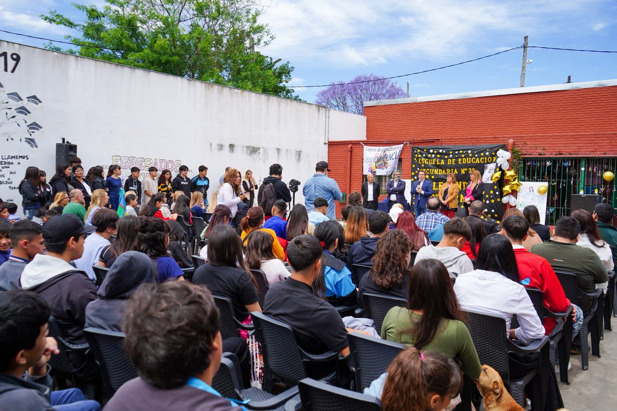 Andreswatsonok's tweet photo. Participé del acto de imposición del nombre "Alejandra Pizarnik" a la Secundaria Nº33.

Es un orgullo para todos los varelenses contar con una institución orientada a Literatura con el nombre de una de las poetisas más influyentes de la historia argentina. https://t.co/2AKfQnYrTc