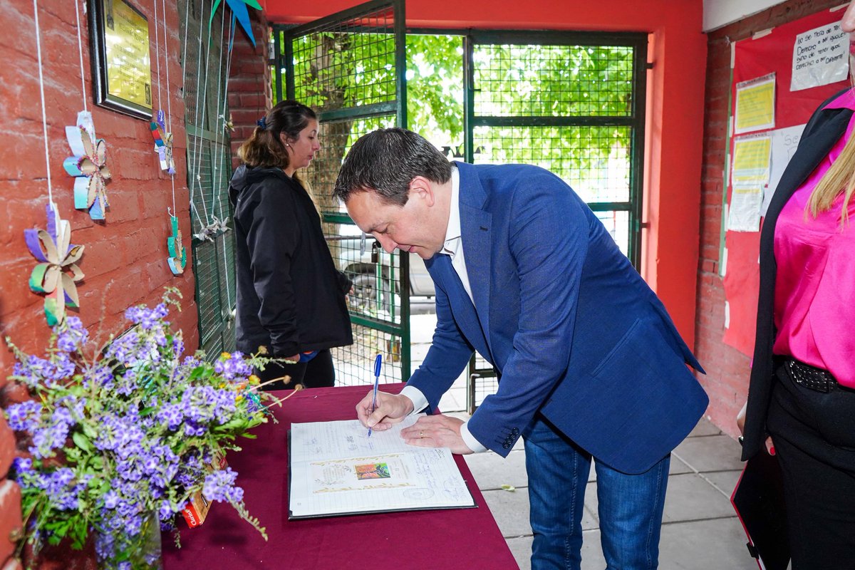 Andreswatsonok's tweet photo. Participé del acto de imposición del nombre "Alejandra Pizarnik" a la Secundaria Nº33.

Es un orgullo para todos los varelenses contar con una institución orientada a Literatura con el nombre de una de las poetisas más influyentes de la historia argentina. https://t.co/2AKfQnYrTc
