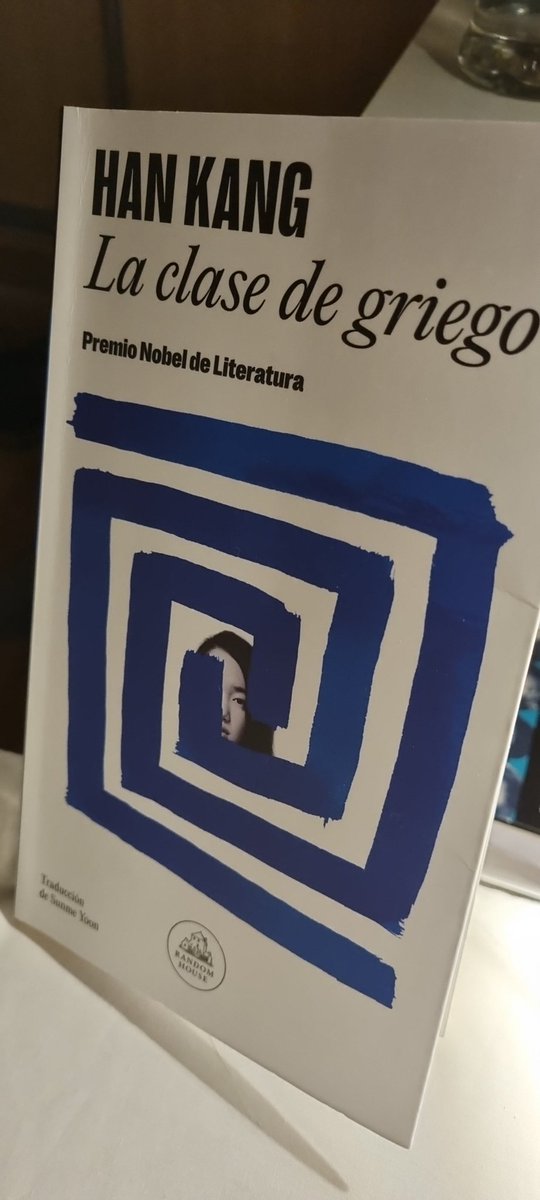 YolanAF's tweet photo. Más delicado, más poético que La vegetariana. Menos sofocante, pero igualmente afilado. Cuánto silencio hay en estas dos novelas, pero cuánto se dice. Voy a por la próxima; en esta escritura he encontrado un espacio que habitar. https://t.co/U9wBOtxfsL
