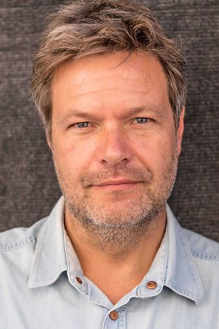 Ich habe heute mit meinem Heizungsbauer telefoniert. Er hat mir meine #Wärmepumpe installiert, weil ICH es so wollte. Er sagte mir damals, dass es eine dumme Idee sei... 
Ich habe über 30 Prozent Energiekosten gespart - er ist jetzt ganz still 😉 #DankeRobert #Habeck4Kanzler