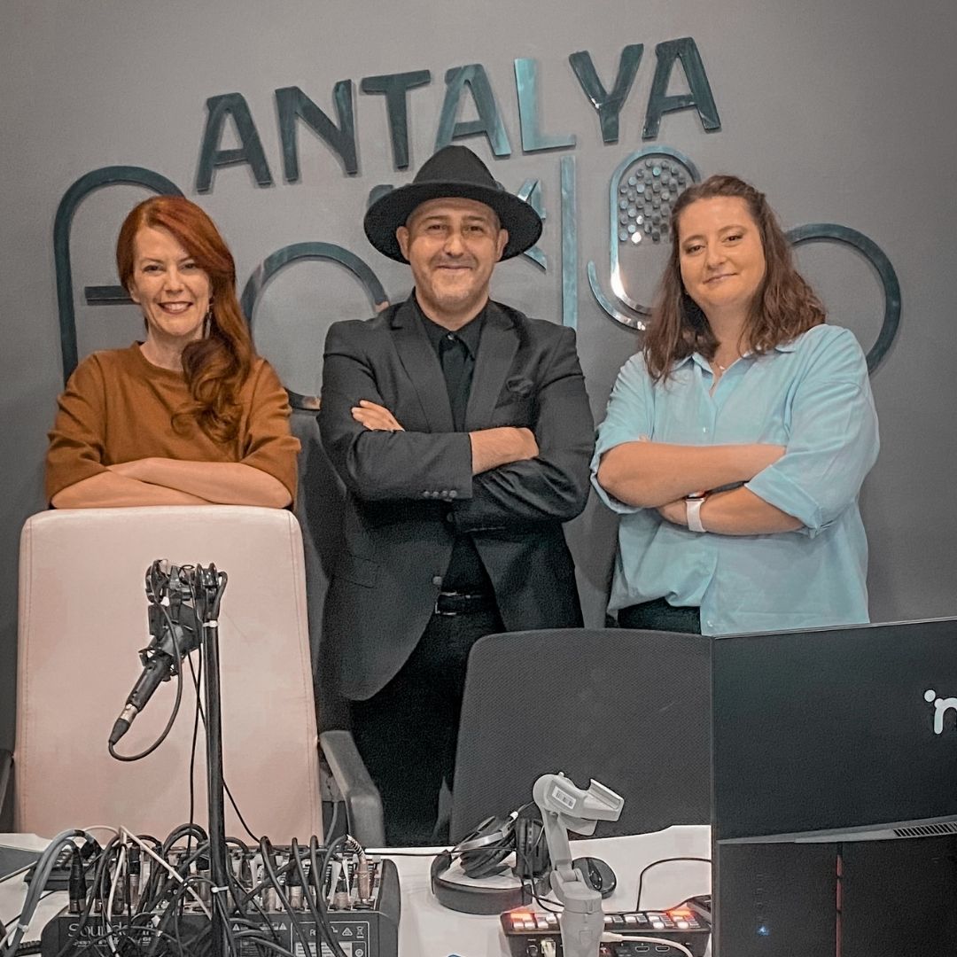 Bugün Antre Sahne’nin iki kıymetli usta oyuncusu Güneş Özbay ve Dünya Cihan Özhan ile Radyo Antalya Fm94’te ve eş zamanlı olarak YouTube’da Makbul Muhabbet programında bir araya geldik. Tiyatroyla yollarının kesişmesi, tutkuları, ürettikleri ve tabii ki Antre Sahne üzerine birçok