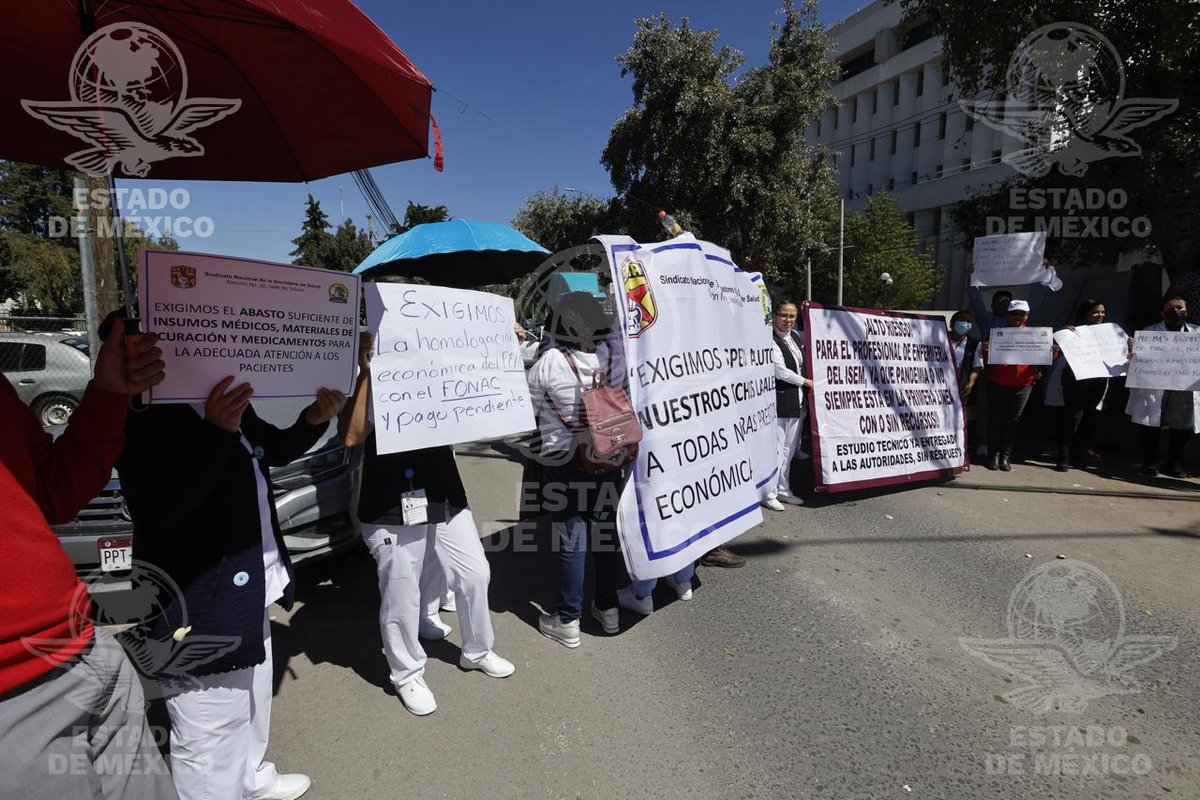 Univ_Edomex's tweet photo. 🚨 #ÚltimaHora 🚨Protesta personal médico de #Toluca

Denunciar quincenas pendientes y la falta de insumos que han causado agresiones a médicos y enfermeras por pacientes y familiares en el Hospital Nicolás San Juan.

📸 #Fotos:  Jorge Alvarado | El Universal #Edomex https://t.co/FLQJ2pR8qD