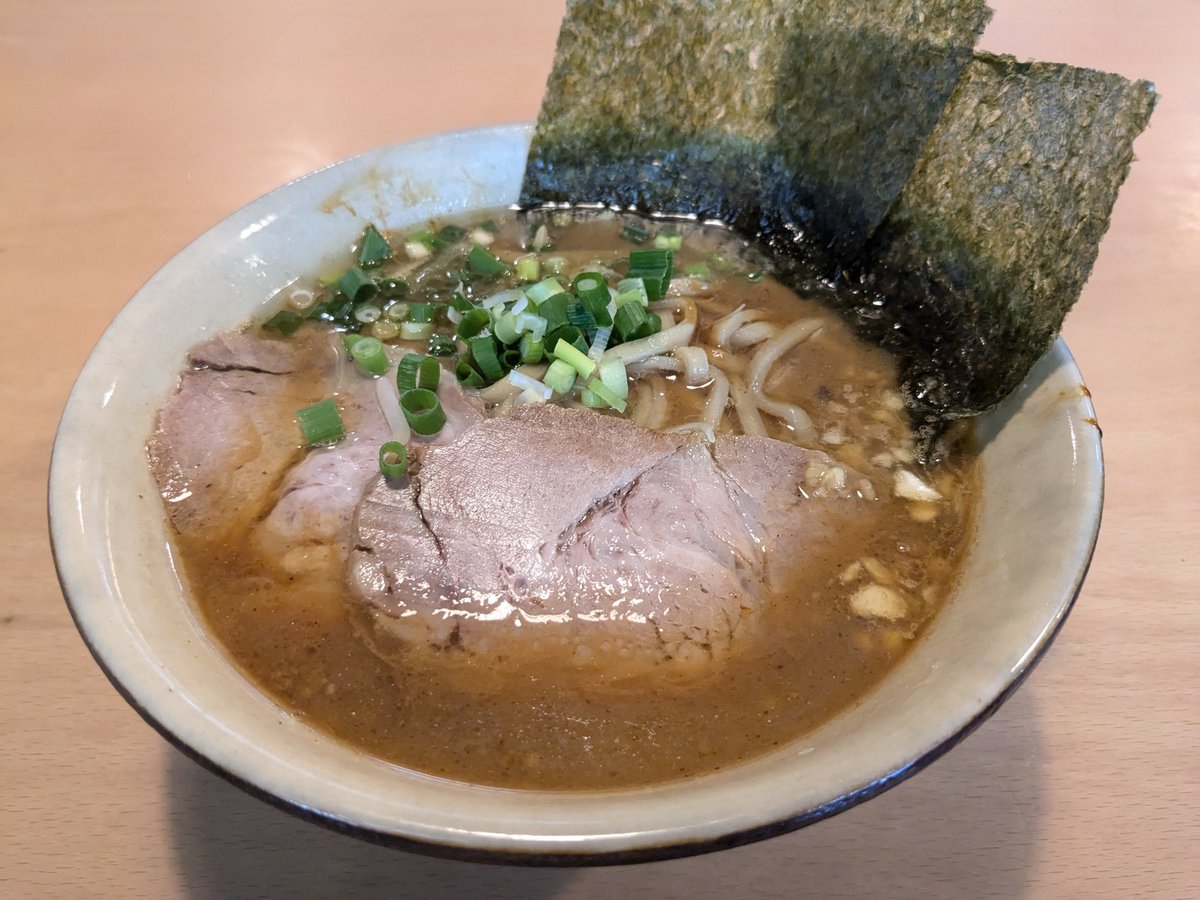 kaito080jc's tweet image. 麺道くろとん
魚介G麺
（ヤサイ抜き、ネギ海苔追加）
つけ旨タレ

くろとんさんのｘで紹介されてたのでさっそく注文✨
ヤサイ抜きだと魚介が強く感じて別物（旨い）！
また、このつけ旨タレがヤバい💦
並盛りだと麺が全然足りなかった😂
この食べ方はオススメです😁
#沖縄ラーメン
#くろとん