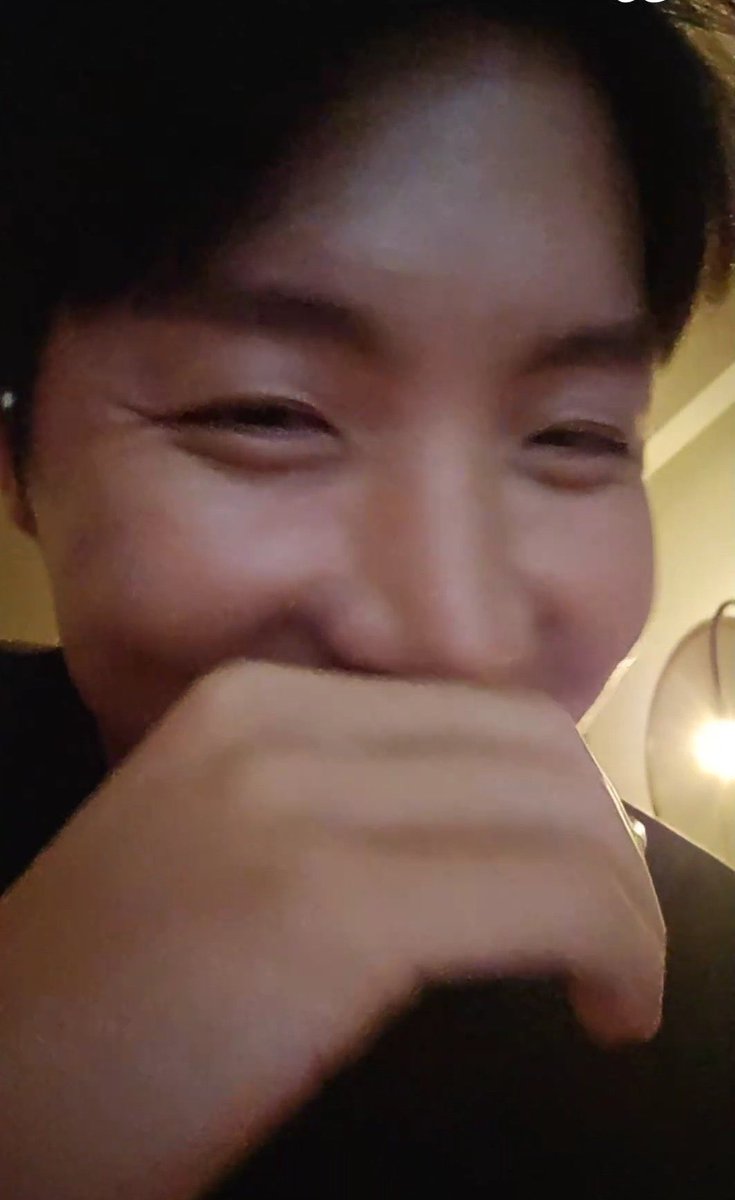 Shinemichm's tweet photo. — Traducción al español del reciente live de #JHOPE en Weverse

🐿️: ¡Hola a todos!  Lo están pasando bien, ¿verdad? https://t.co/5IpPTdYuIO
