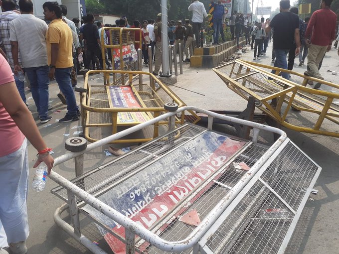 PrinceYadav6217's tweet image. जय जय इलाहाबाद, इस जोश और जज्बे को सलाम.  

बैरिकैडिंग से अगर रुक जाती विचारों की आंधी।
तो इस देश में ना पैदा होते भगत आजाद और गांधी । #uppcs2024_roaro_oneshift_oneday #No_Normalisation #UPPCS_RO_ARO_ONESHIFT