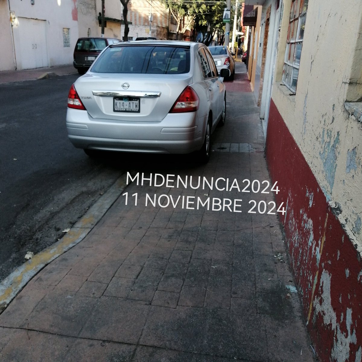 MHdenuncia's tweet photo. @elmaugarcia @UCS_GCDMX @PabloVazC Ahí están otros #Banqueteros, @ClaraBrugadaM ¡Urge regular el uso de #banquetas como lo que son, un espacio de seguridad para peatones, ni autos, ni motocicletas, ni patines, ni bicicletas en las banquetas #CDMX https://t.co/drbaAlOzlI