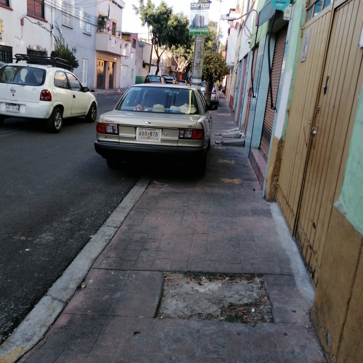 MHdenuncia's tweet photo. @elmaugarcia @UCS_GCDMX @PabloVazC Ahí están otros #Banqueteros, @ClaraBrugadaM ¡Urge regular el uso de #banquetas como lo que son, un espacio de seguridad para peatones, ni autos, ni motocicletas, ni patines, ni bicicletas en las banquetas #CDMX https://t.co/drbaAlOzlI