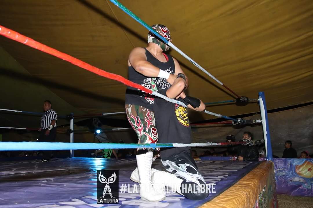 LaTijeraLucha's tweet photo. Lucha dinámica y con buenas pinceladas de 6 jóvenes talentos de #KarontePromotions que dejaron buenos recuerdos a la afición de San Pedro Cholula, donde #SuperAtomo #PrincipeBarush y #TanqueInfernal se imponen en el centro del ring ante #ReyMorin,#RencorNegroJr y #PrincipePantera https://t.co/9XrqfN4jav
