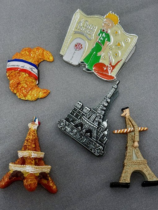 Terminr_____AS's tweet image. 우리 가족은 파리에서 기념품 선물을 가져왔습니다.