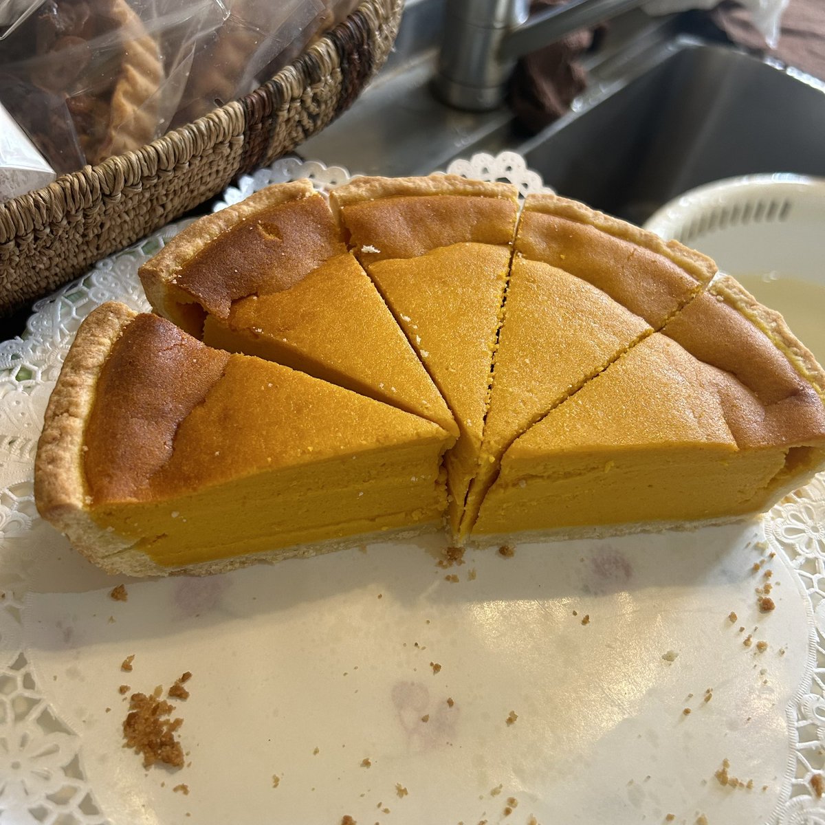 nekosya42's tweet photo. 岡崎市明大寺町にある隠れ家的なカフェ、こうひい庵さん。都合により4ヶ月ほどお休みしていましたが、お店再開しました。

ねこ舎のキッシュやかぼちゃのタルトも復活です。
そしてねこ舎の「バニラキプフェル」と「ナッツのキャラメルタルト」も販売しています。
ぜひお越しくださいませ。 https://t.co/YS7Yw7QsVo