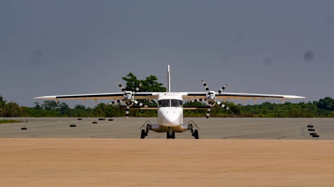 newvisionwire's tweet image. A successful test flight 🛬🛫 at Kabalega International Airport confirms its readiness for aircraft. The airport, part of the Kabalega Industrial Park in Hoima, is designed for the Antonov, the largest cargo plane.

📸: Courtesy 
#KabalegaAirport #Hoima #VisionUpdates