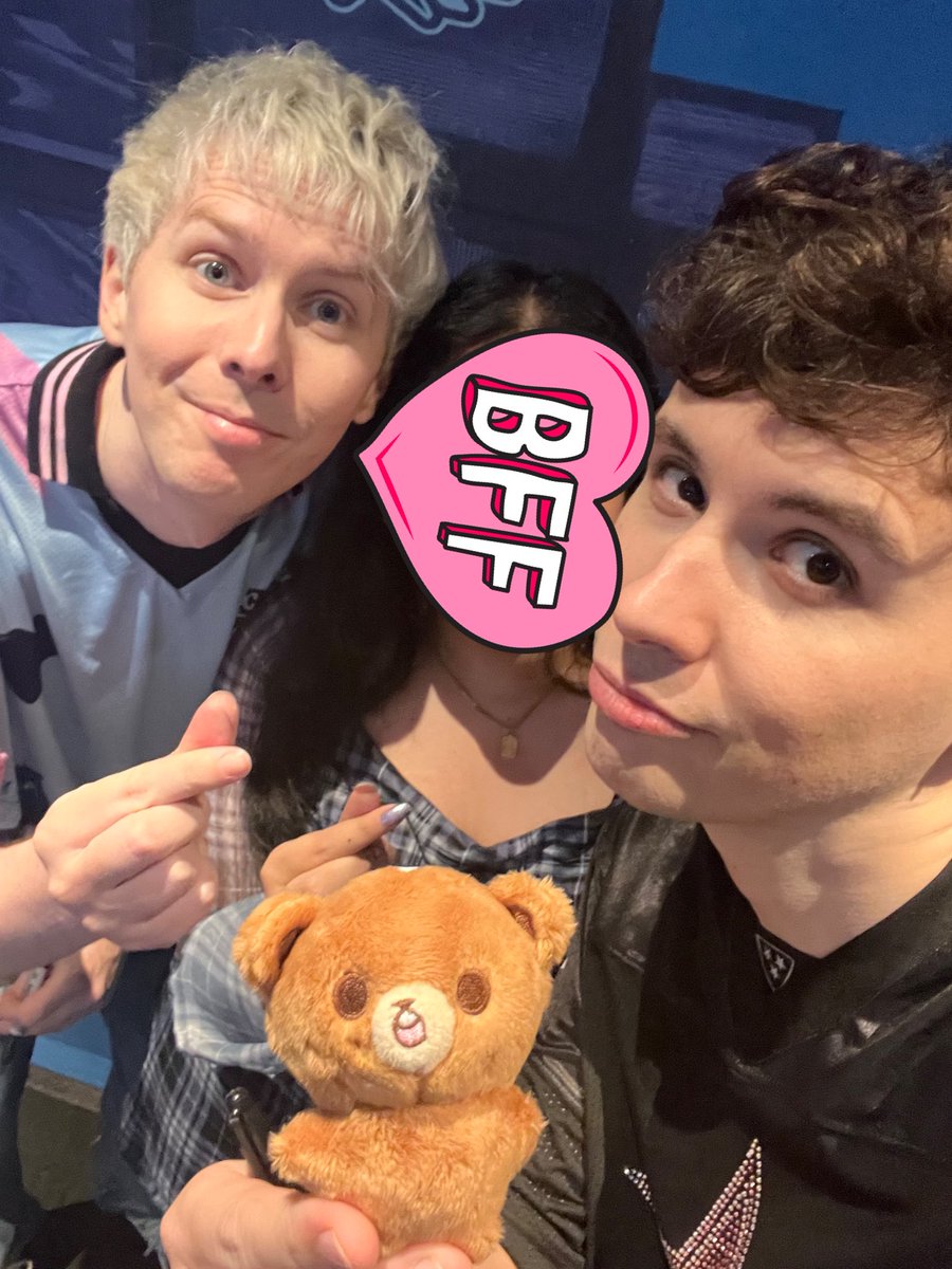 glithmode's tweet photo. met dan and phil today 😭💙 dan asked me “whos that little guy” when he saw gomdo lee in my hand and I asked if they knew of nct and they both said “YES!!“ and I told them it was haechan’s doll hjdjdjdjd https://t.co/jgxZK1yKPo