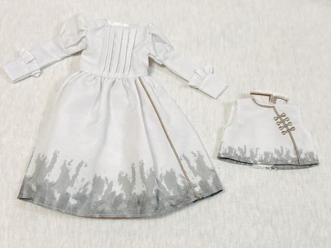 マントの翅がよすぎる…ッ!狂う……!表も裏もたまらん。3枚目は「この服こうなってたの!?!?」って意味でビックリした。ベストみたいになってるのかわいい 