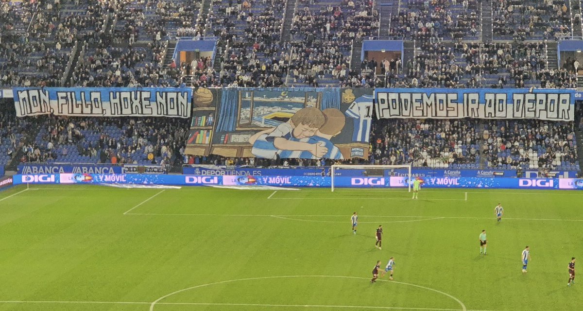 GradaBpro's tweet photo. Enorme la afición del @RCDeportivo en contra del fútbol los lunes y mostrando una de las realidades de este día.

📢 No hijo, hoy no podemos ir al Dépor.

📷@dxtcampeon https://t.co/ux8EAXOhJx