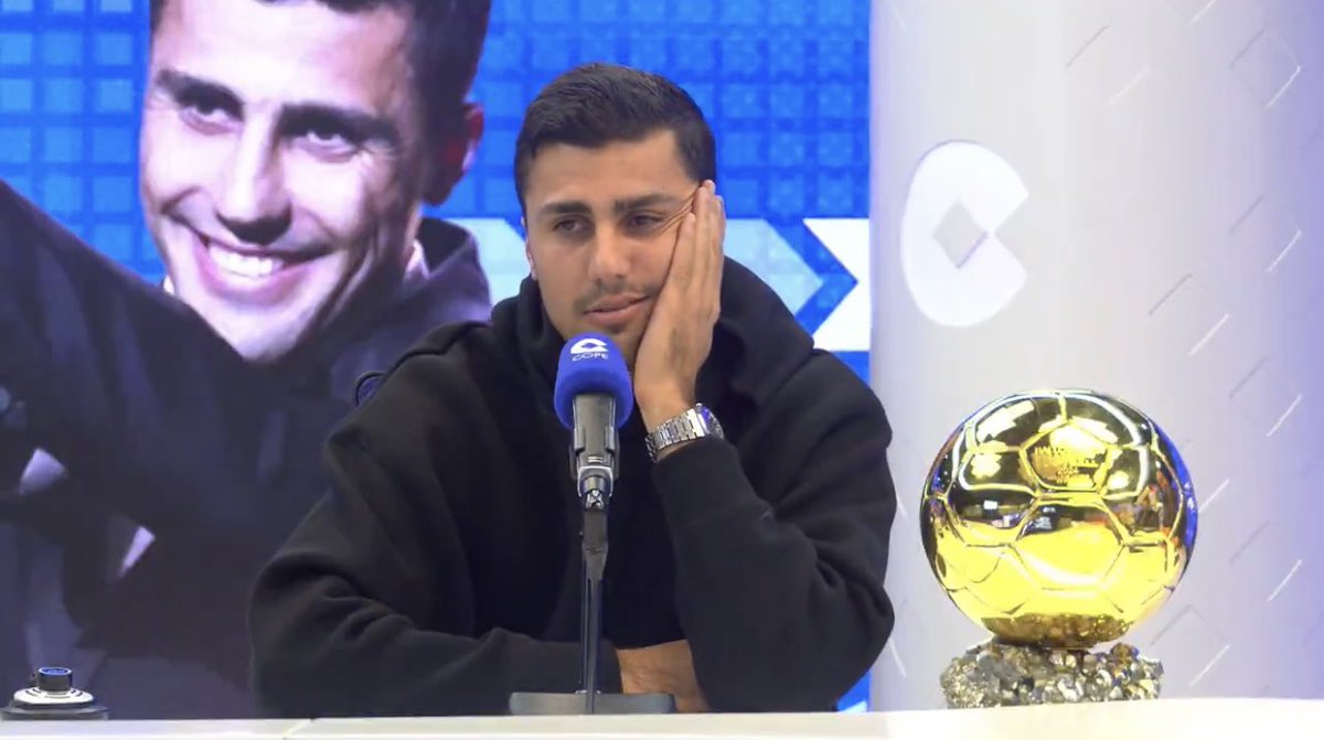 futebol_info's tweet photo. Rodri, sobre a Bola de Ouro:

"Eu colocaria o Carvajal em 2º e o Vinicius em 3º."

"Eu ganhei a Bola de Ouro pela minha regularidade, que é o mais difícil no futebol. O jogador mais regular da temporada fui eu."

��� @partidazocope
📸 Reprodução/El Partidazo de COPE