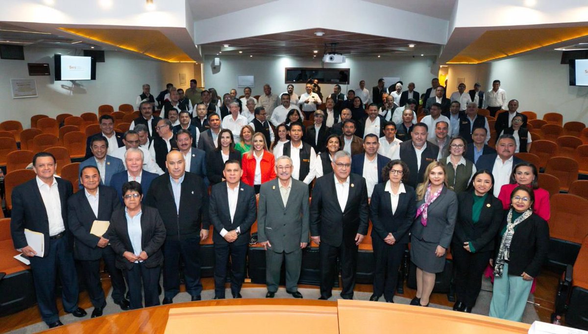 MtraLGarfias's tweet photo. En la primera reunión de trabajo con el Comité Ejecutivo de @61Snte, dirigido por el Prof. Armando Ávalos Arceo, el Srio. Gral. del #SNTE, Mtro. Alfonso Cepeda Salas, se comprometió a respaldar a académicos y trabajadores de @TecNM_MX para resolver los problemas que enfrentan. https://t.co/QJM4iiOnSC