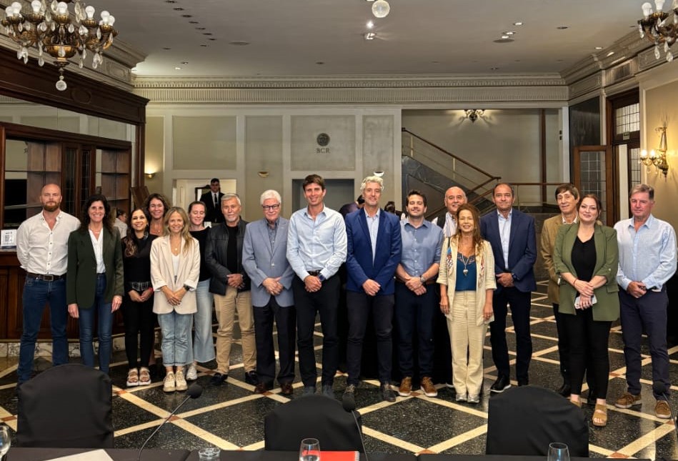 🤝 Seguimos impulsando la vinculación con instituciones de la región para el desarrollo de nuestra provincia.

Está tarde, se realizó en la BCR la reunión del Comité Ejecutivo de la <a href="/FundacionRos/">Fundación Rosario</a>, con el objetivo de dar seguimiento a sus ejes de trabajo y repasar la agenda anual.