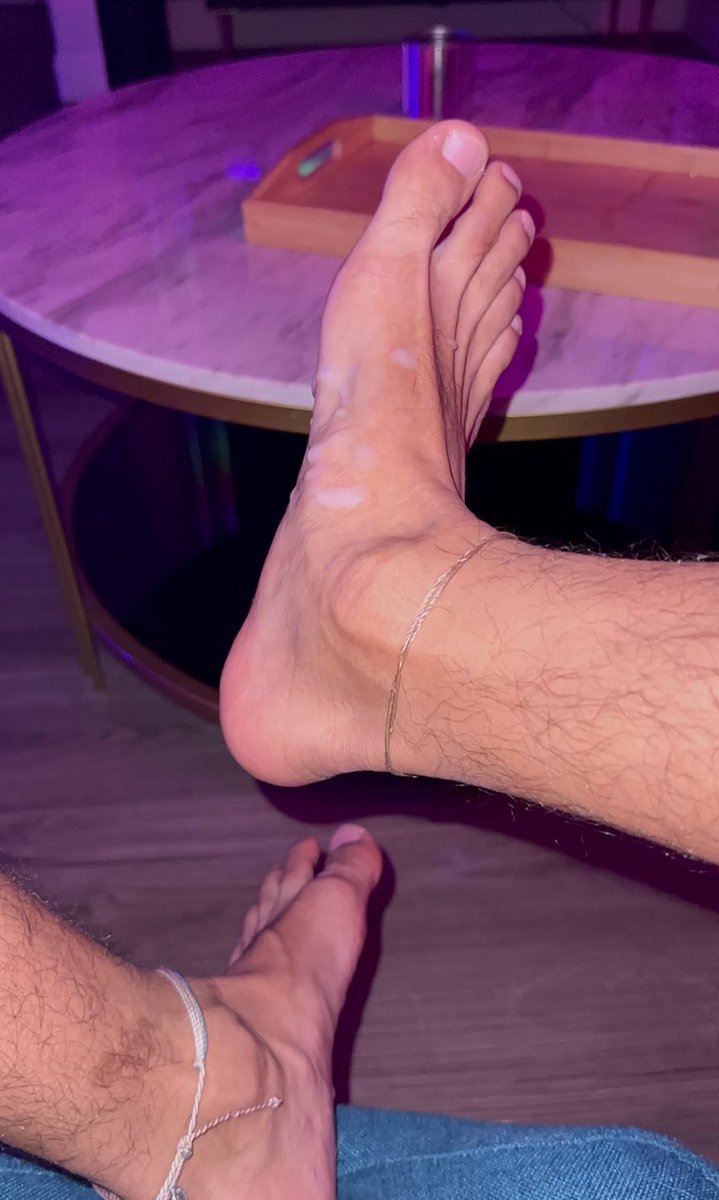 Bakir169's tweet photo. Rt si t’es assez courageux pour sniffer, bouffer mes gros pieds d’Algerien 🇩🇿 ! Les soumis venez privé  ?👉🏽🐶👅 https://t.co/tXzhwIXRvt