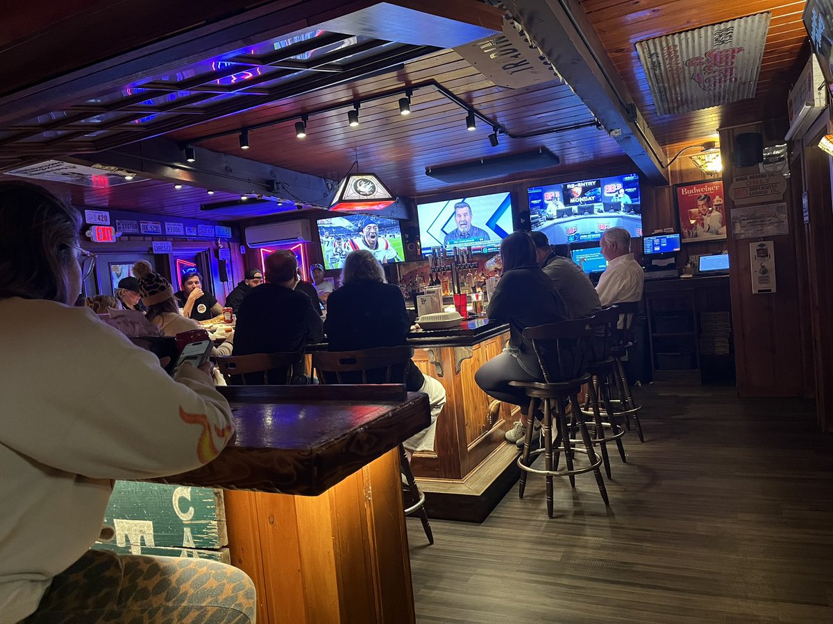MarcHurBoston's tweet image. Heading home from the Cape and stopped by this place to take some bar pizza home, and good lord I need to get back here. #TradingPostLounge #Bourne