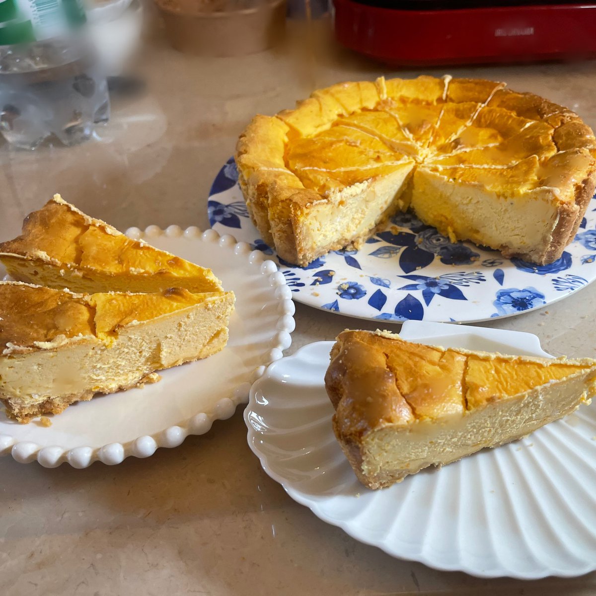 miyaarissa's tweet photo. かぼちゃチーズケーキをつくりました。
もちろん、いつものように我流で作りましたが、次回もう少し改良の余地があるかなと思いました。
かぼちゃの割合は様々な好みがあると思いますが、かぼちゃもクリームチーズも両方多すぎて、焼く前からもったりしてしまったので。もう少し生クリームが生きたほうがいいかなと思いました。
なので、かぼちゃの割合は減らさないけれど、クリームチーズをちょっと減らしたりしようかな。

後ろで娘がたこ焼きを作ってます。
頻繁に作るので手慣れたものです。

･
･
#かぼちゃチーズケーキ #かぼちゃケーキ #チーズタルト #pumpkincheesecake #pumpkincake #かぼちゃスイーツ #チーズケーキ 
 #お菓子作り #お菓子レシピ #チーズケーキのある生活 #ケーキ #チーズケーキ好きな人と繋がりたい #チーズケーキマニア #チーズケーキ好きな人と繋がりたい #チーズケーキ部 #チーズケーキ好き #チーズケーキ大好き #チーズケーキタルト #チーズケーキファクトリー #料理レシピ #チーズタルト #チーズケーキ作りたい #チーズケーキ作り方 #濃厚チーズケーキ #濃厚チーズケーキタルト #濃厚チーズケーキ食べたい