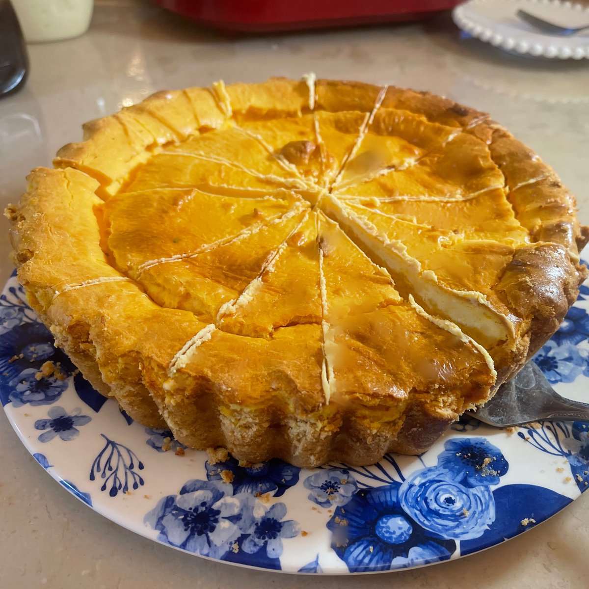 miyaarissa's tweet photo. かぼちゃチーズケーキをつくりました。
もちろん、いつものように我流で作りましたが、次回もう少し改良の余地があるかなと思いました。
かぼちゃの割合は様々な好みがあると思いますが、かぼちゃもクリームチーズも両方多すぎて、焼く前からもったりしてしまったので。もう少し生クリームが生きたほうがいいかなと思いました。
なので、かぼちゃの割合は減らさないけれど、クリームチーズをちょっと減らしたりしようかな。

後ろで娘がたこ焼きを作ってます。
頻繁に作るので手慣れたものです。

･
･
#かぼちゃチーズケーキ #かぼちゃケーキ #チーズタルト #pumpkincheesecake #pumpkincake #かぼちゃスイーツ #チーズケーキ 
 #お菓子作り #お菓子レシピ #チーズケーキのある生活 #ケーキ #チーズケーキ好きな人と繋がりたい #チーズケーキマニア #チーズケーキ好きな人と繋がりたい #チーズケーキ部 #チーズケーキ好き #チーズケーキ大好き #チーズケーキタルト #チーズケーキファクトリー #料理レシピ #チーズタルト #チーズケーキ作りたい #チーズケーキ作り方 #濃厚チーズケーキ #濃厚チーズケーキタルト #濃厚チーズケーキ食べたい