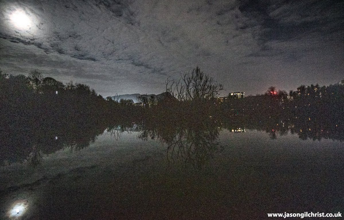 jgilchrist13's tweet photo. Lochend Loch, Lochend Park, tonight, Edinburgh, Scotland. View across loch to Arthur's Seat (centre). #LochendLoch #ArthursSeat #LochendPark #Leith #Edinburgh #Scotland #landscape #StormHour #ThePhotoHour #NightPhotography #Weatherwatchers #EdinburghAtNight #ScotlandIsNow https://t.co/6Ir9WWKlDk