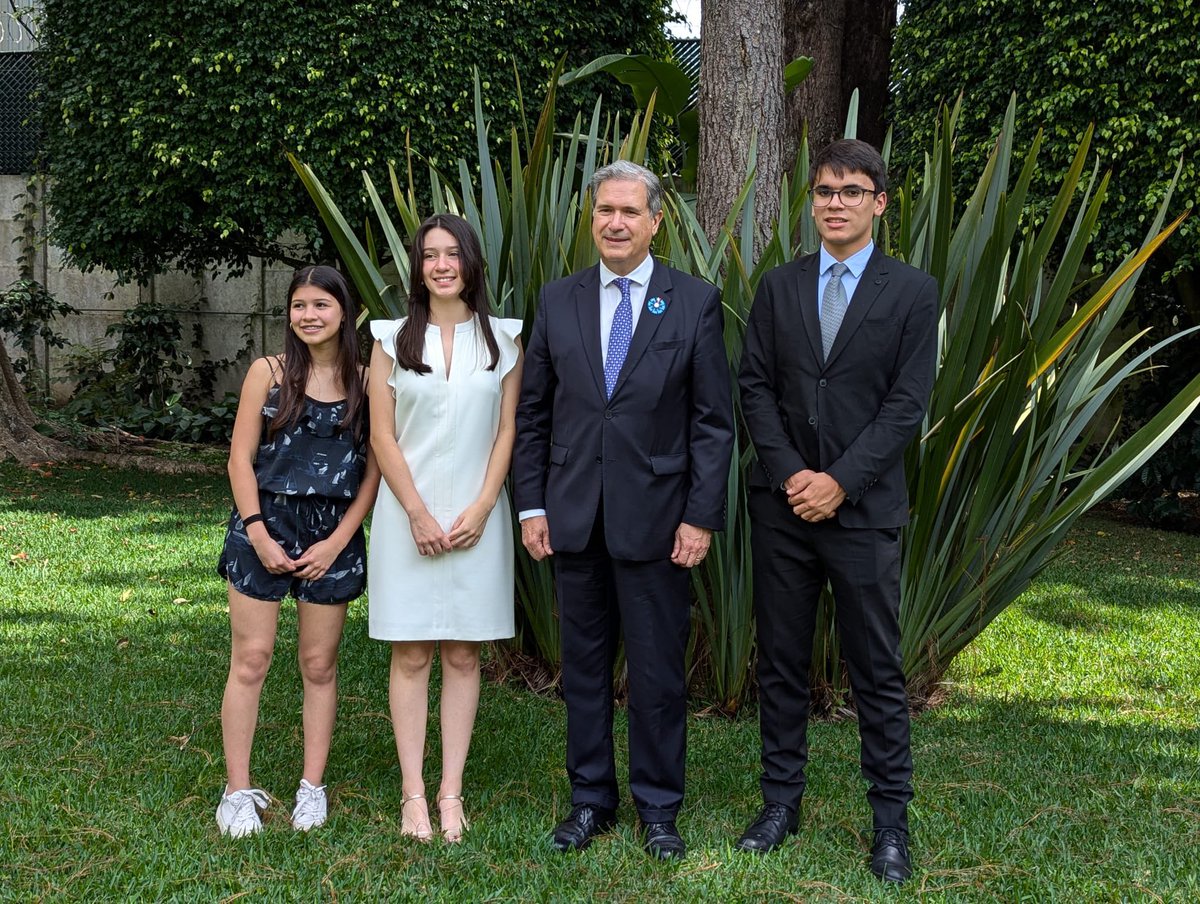 julioverneGT's tweet photo. 🕊️🇫🇷 Un grand merci à M. l’Ambassadeur Clavier @FranciaenGuate pour son accueil chaleureux, offrant à nos élèves une occasion unique de renforcer leur engagement citoyen. #Armistice1918 #France #AEFE #Amlanord #Guatemala https://t.co/0EF3dqiByZ