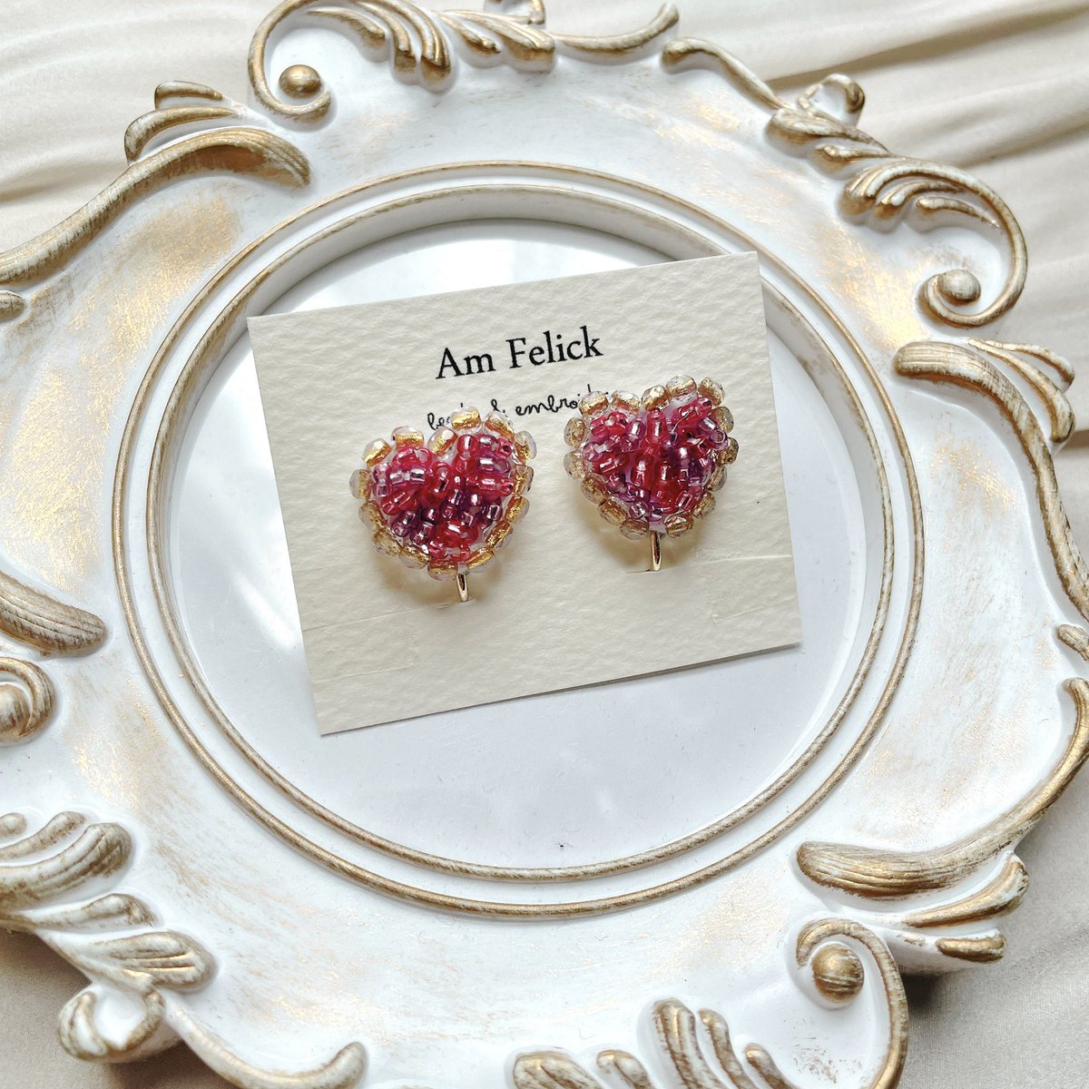 おはようございます☀

キラキラビーズで作った
立体的なハート♥️イヤリング✨

ボリューム感たっぷりです♪

#ハンドメイドアクセサリー #ハンドメイド作家 #ビーズ刺繍 #ハートイヤリング #ピンクハート