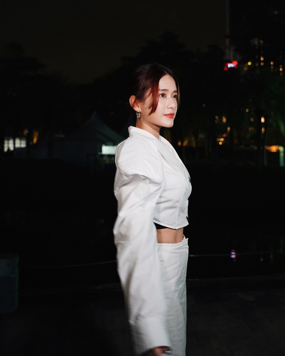 joeyleongjls's tweet photo. 2024-10-05 @JLjoeyleong Instagram:
fringe and abs are paid actors
but did my exaggerated shoulders outshine them?
#stageoutfitย #stagelookย #aftershowย #jlxmag https://t.co/FfFAVws8ya