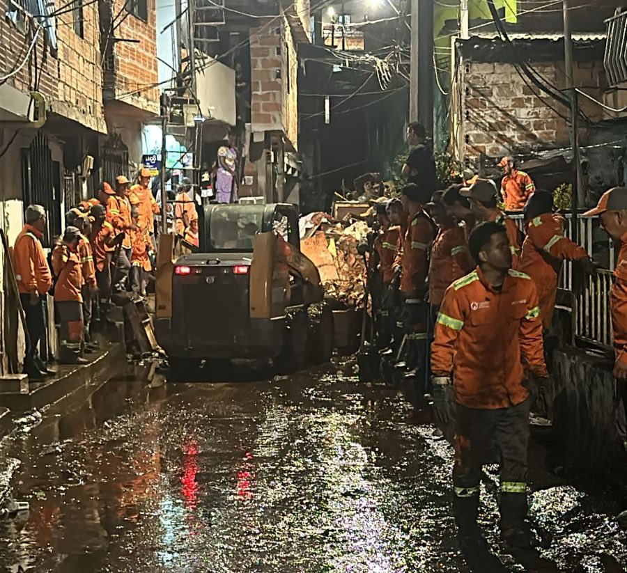 Emvarias's tweet photo. Completamos 24 horas de trabajo continuo en la zona afectada por fuga de acueducto en Santa Cruz.

Reforzamos nuestra presencia con 40 operarios adicionales para las diferentes labores de remoción de lodos, recolección de elementos voluminosos y limpieza, con lo que hemos logrado captar hasta el momento más de 100 m3 de material.

Trabajo articulado y de apoyo a @EPMestamosahi, @AlcaldiadeMed y @DAGRDMedellin.
