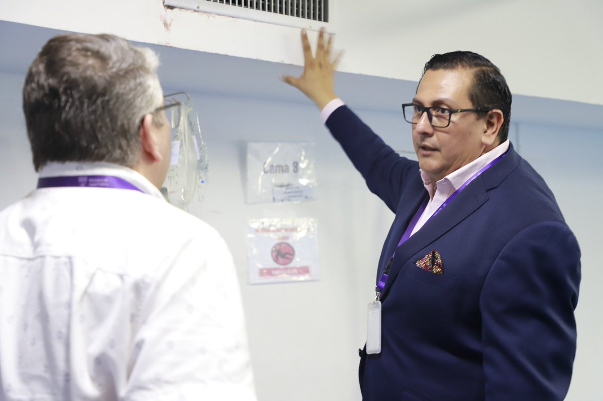 HGuayaquil's tweet photo. #ElNuevoEcuadorResuelve | @NSierraArteaga, gerente del @HGuayaquil de @Salud_Ec, recorrió la Emergencia con el fin de iniciar trabajos de redistribución de áreas que mejorará los flujos de atención en esta dependencia. https://t.co/vynCaGpPzB