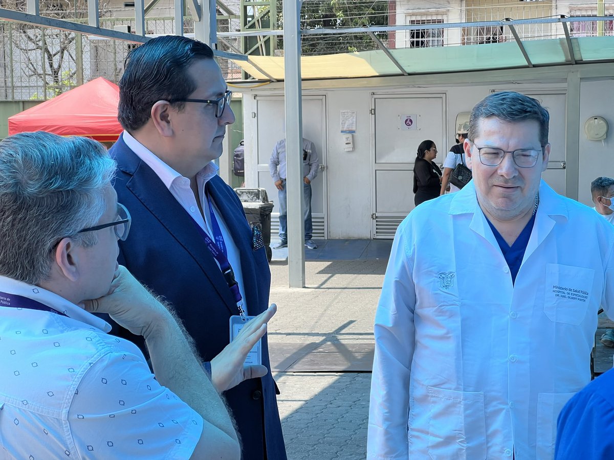 HGuayaquil's tweet photo. #ElNuevoEcuadorResuelve | @NSierraArteaga, gerente del @HGuayaquil de @Salud_Ec, recorrió la Emergencia con el fin de iniciar trabajos de redistribución de áreas que mejorará los flujos de atención en esta dependencia. https://t.co/vynCaGpPzB