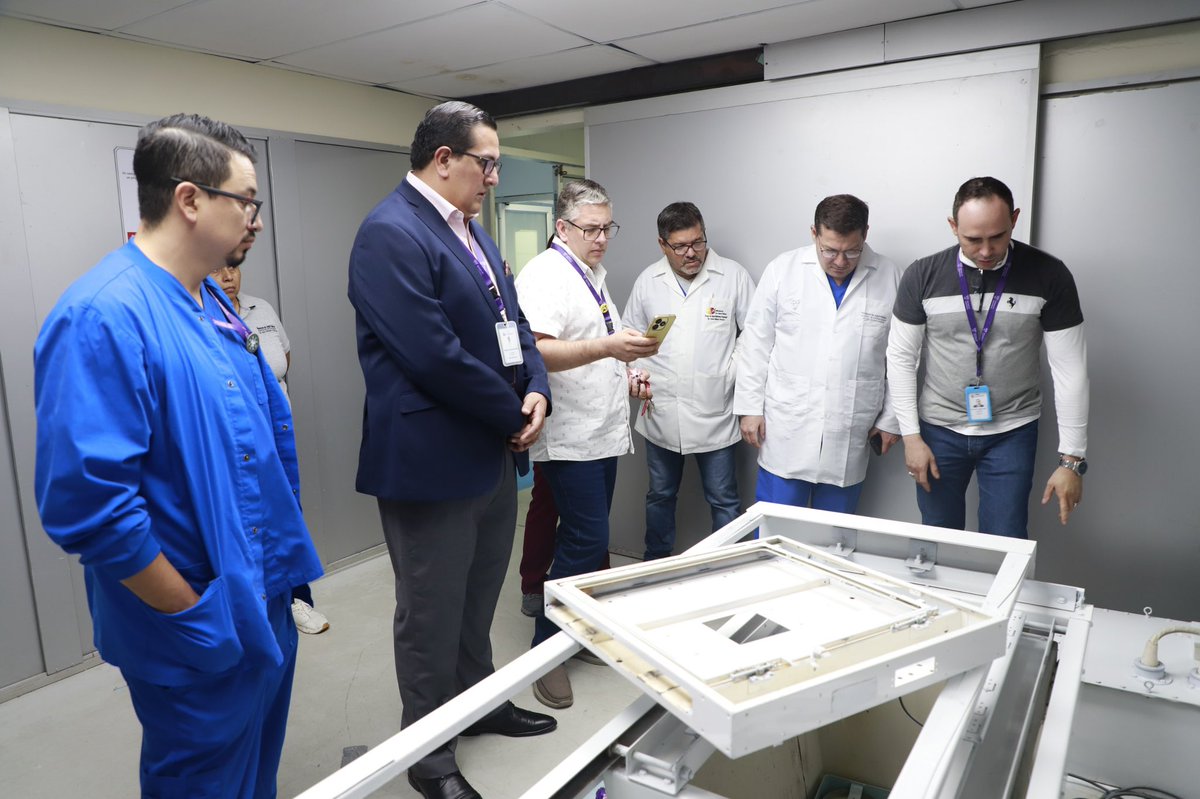 HGuayaquil's tweet photo. Así mismo, verificó operatividad de ambulancia y avances del proyecto de fortalecimiento del servicio de imágenes, garantizando una atención de calidad a beneficio de los pacientes. https://t.co/TMYmwcl5QC