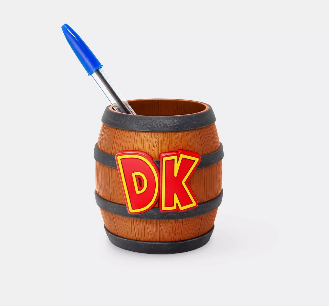 Nintendeal's tweet photo. Donkey Kong Country Returns HD pre-order bonus at GameStop is a DK Pencil Barrel: https://t.co/jY0Ri2jPPM (in-store pickup)

I'll post again as more retailers reveal bonuses https://t.co/uW339HY7n2