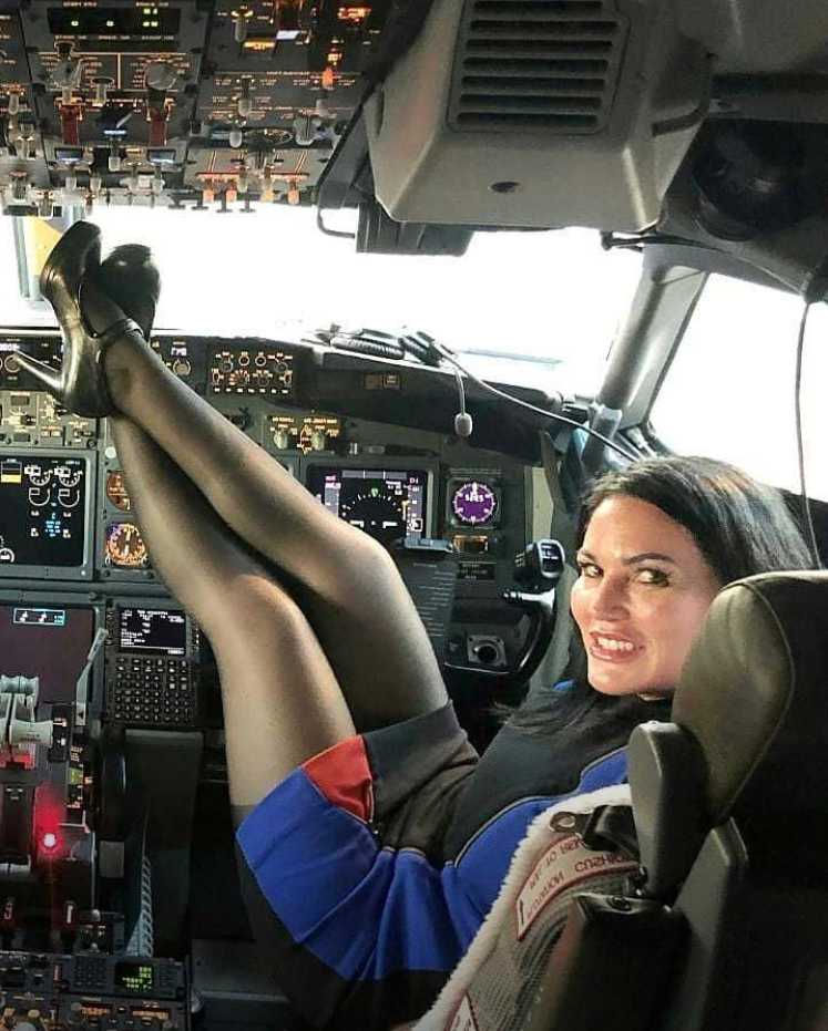 AirplaneBabes's tweet photo. 🆒 Legs up in the cockpit ... #airplane #milehigh #leggy https://t.co/Raat3BDICW