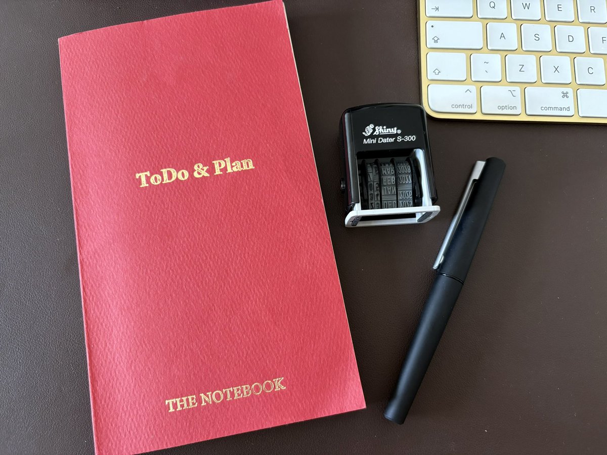 KZendama's tweet photo. 以前、バリバリ仕事できる同僚がタスク管理は毎日ノートに書き出してると教えてくれたので、私も毎朝TODO書くのを続けてます。
大まかなタスクは社内共有できるNotionで管理し、その中から今日やることを書き出すと、タスクのヌケモレが激減する。
日付はスタンプにすると気分が上がる☝️ https://t.co/v8VgXCXcq1