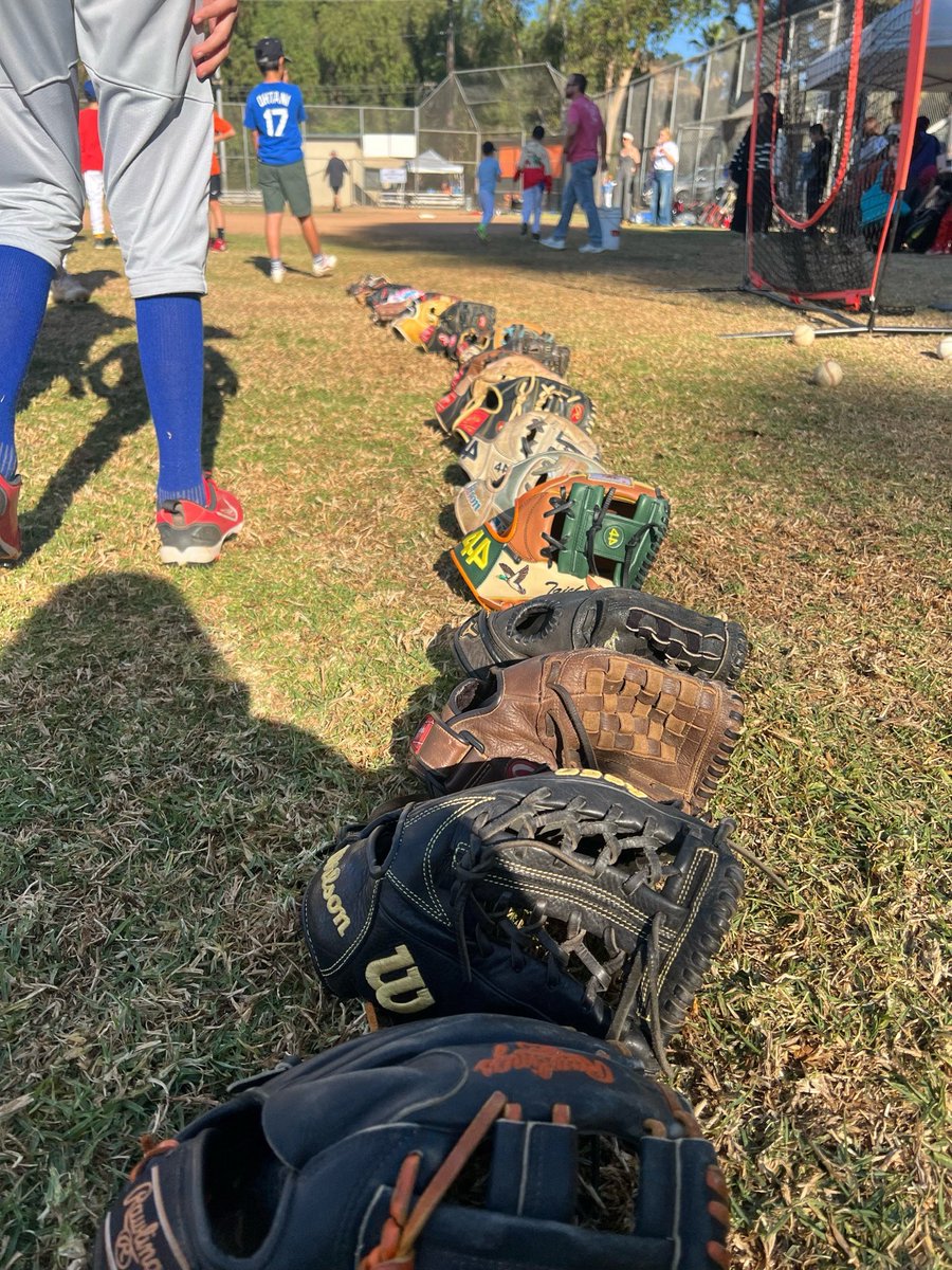 hiro_m_bj8's tweet photo. 今日はVeterans Dayを使って次男のTeamがKids向けのBaseball clinicを開催。長年一緒だったTeamが来夏に解散する記念にJapan tripに行くことに決めたそう。Donationも兼ねて汗をかくつもりが、一緒になってbaseballを楽しんでいるのが微笑ましい⚾️ Communityの繋がりの深さを感じた休日となりました。 https://t.co/WDCr7NldSA