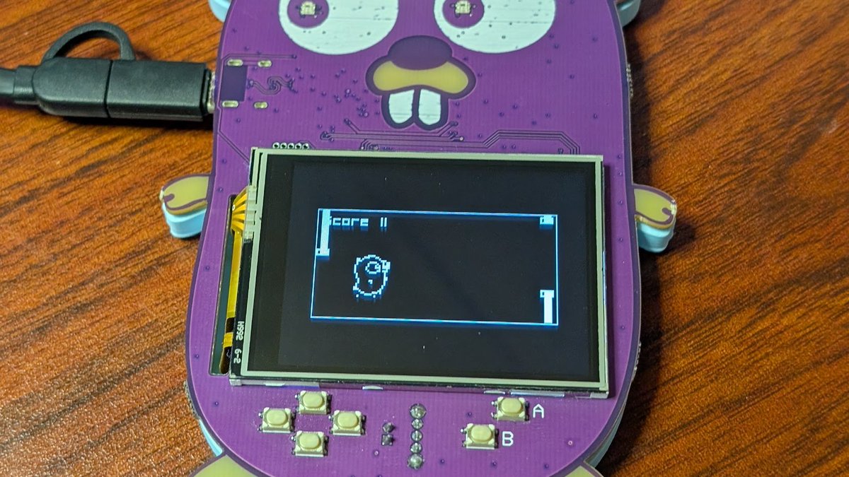 Koebiten + gopher-badge の続き。 128x64 のゲーム画面を 2 倍にスケールして表示してみた。枠も何となくつけてみた。大きな画面になって満足。 Ebitengine から引き継いでるけど現在は使ってない SetWindowTitle() の値を表示するチャンスかも。
#koebiten #tinygo
github.com/sago35/koebiten